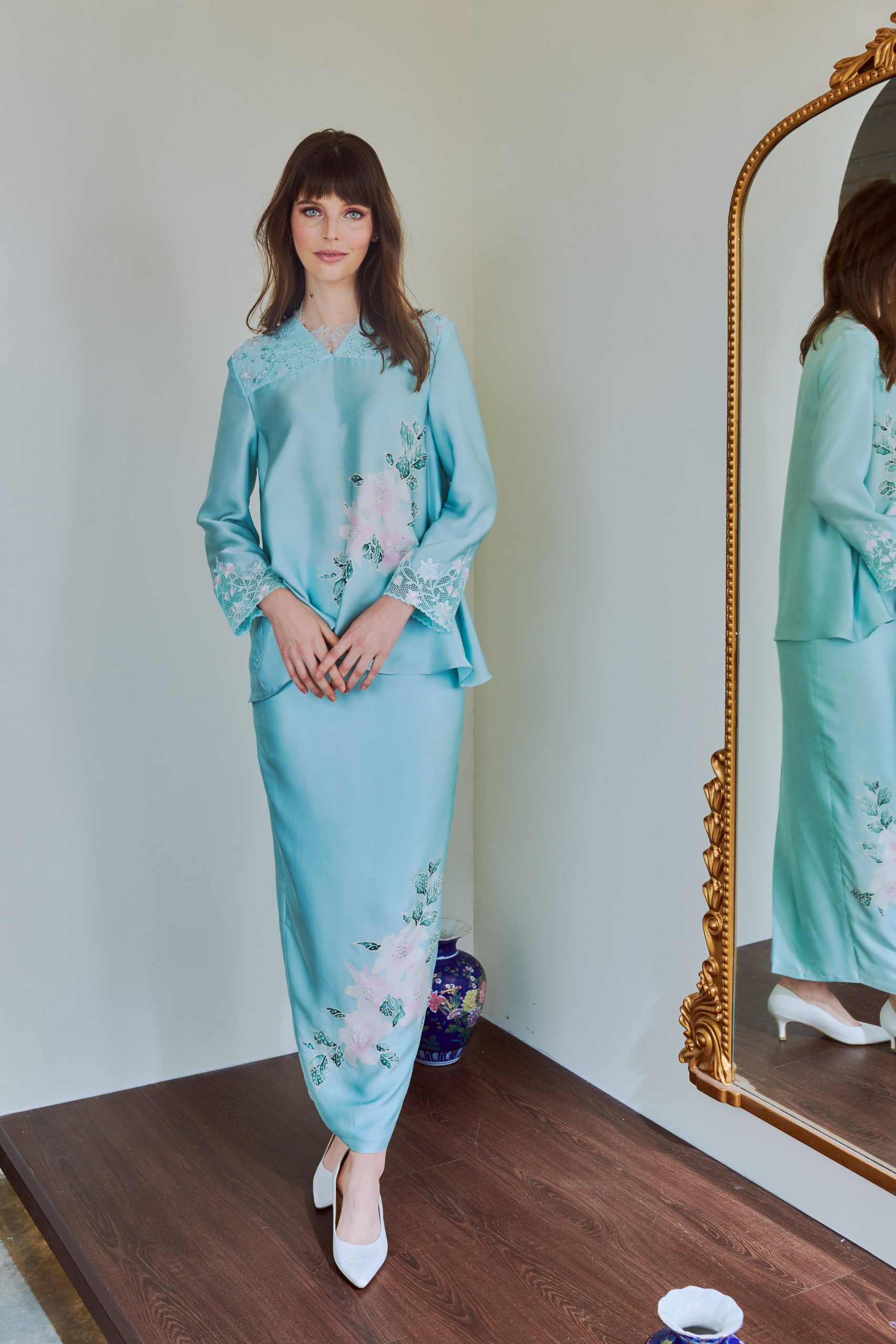 Bunga Lily in Turqoise Blue