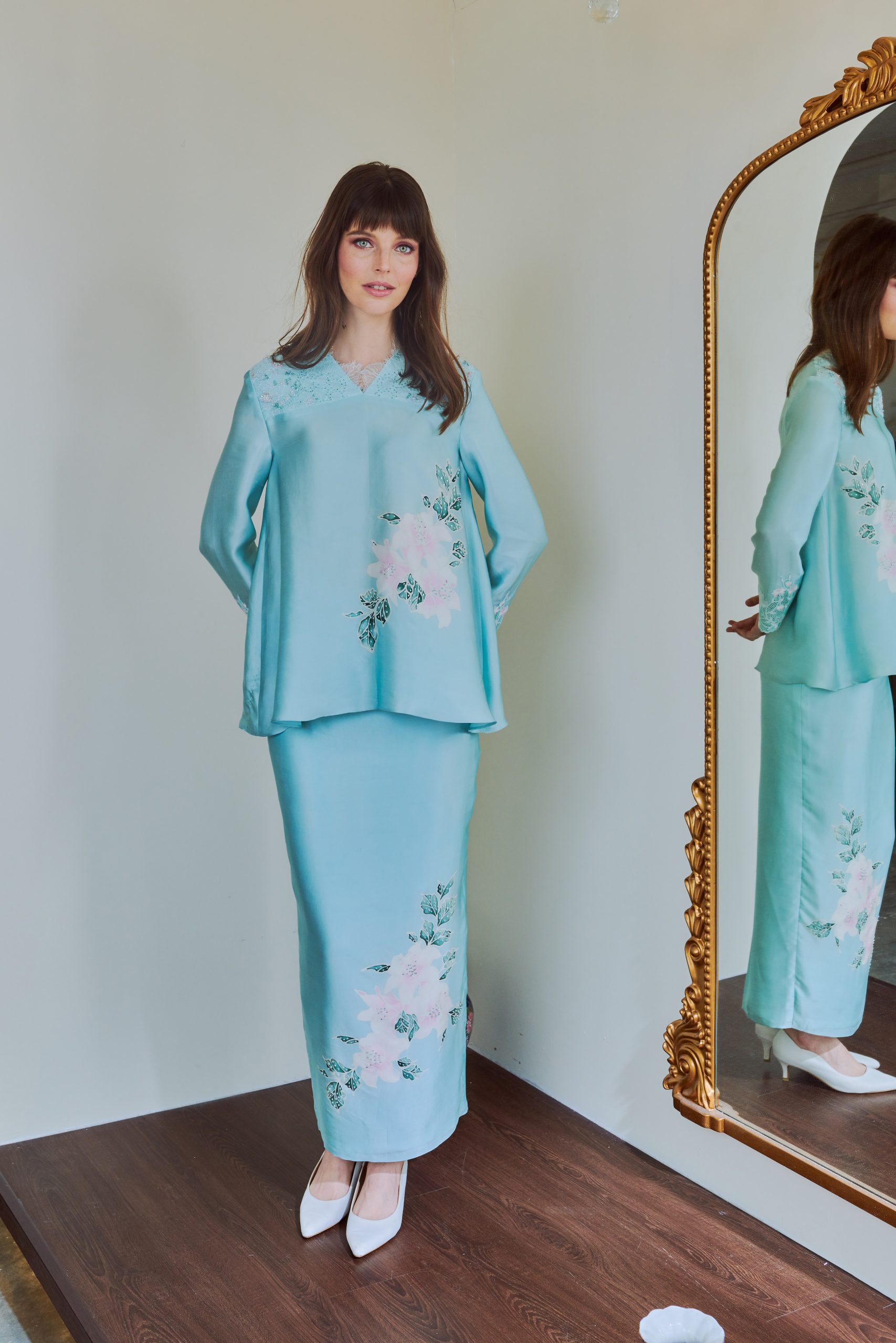 Bunga Lily in Turqoise Blue - Image 2